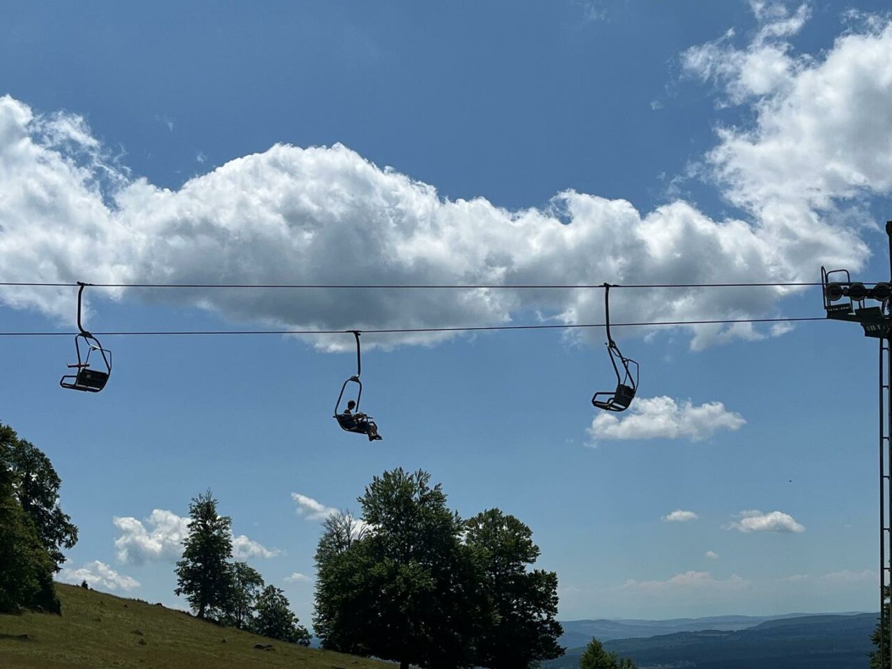 Cât costă o călătorie cu telescaunul în Predeal. Până la ce vârstă beneficiază copii de reducere