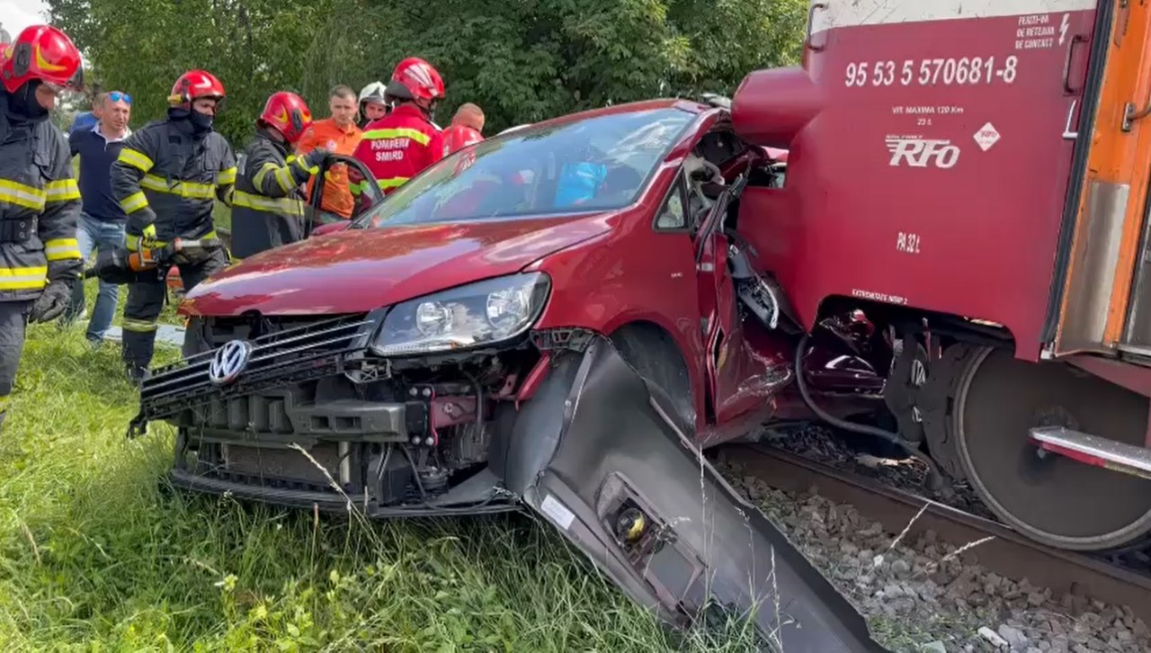 FOTO & VIDEO | O mașină a fost lovită de tren în Brașov. Cinci persoane au fost rănite în urma accidentului feroviar