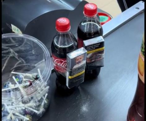 OFERTA inedită a unui lanț de magazine din Alba Iulia: „O Cola gratuită la un pachet de țigări”. Imaginile au devenit virale