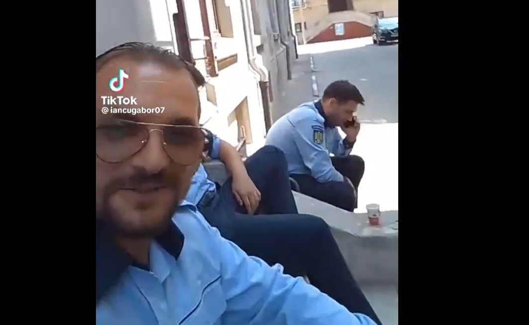 Poliția Capitalei s-a AUTOSESIZAT în urma unui videoclip viral pe TikTok. Trei bucureșteni s-au filmat în uniforme de polițist, manevrând un pistol