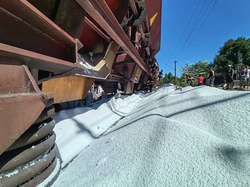 Un tren de marfă a fost atacat din mers în Constanța. Hoții au “descărcat“ tone de azotat de amoniu care s-au împrăștiat pe rambleu