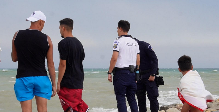 Turiştii de pe litoral care IGNORĂ steagul roșu sunt ţinuţi pe mal cu poliţiști și amenzi. „Trebuie să intrăm dacă am venit la mare, nu?”