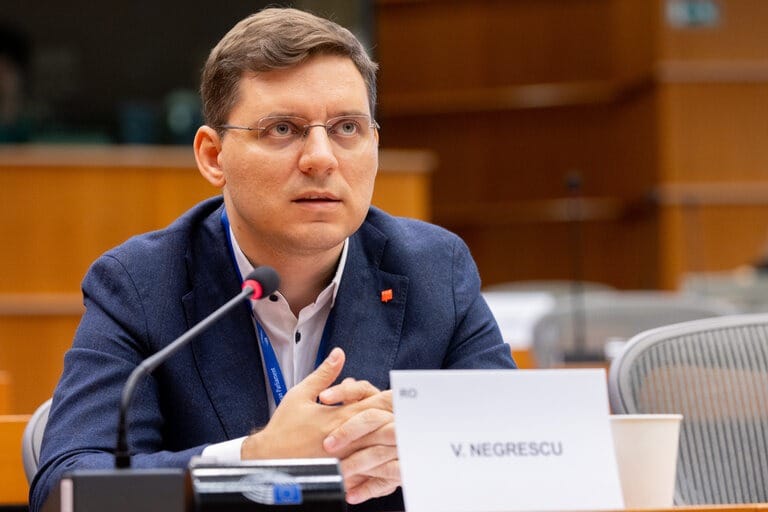 Europarlamentarul Victor Negrescu cere Comisiei Europene modificarea calculării deficitului. Negrescu: Respectarea țintei de 3% devine dificilă