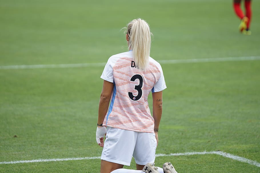 PANICĂ la un meci de fotbal feminin. Jucătoarele au fugit la vestiare când au văzut ce se întâmplă pe teren