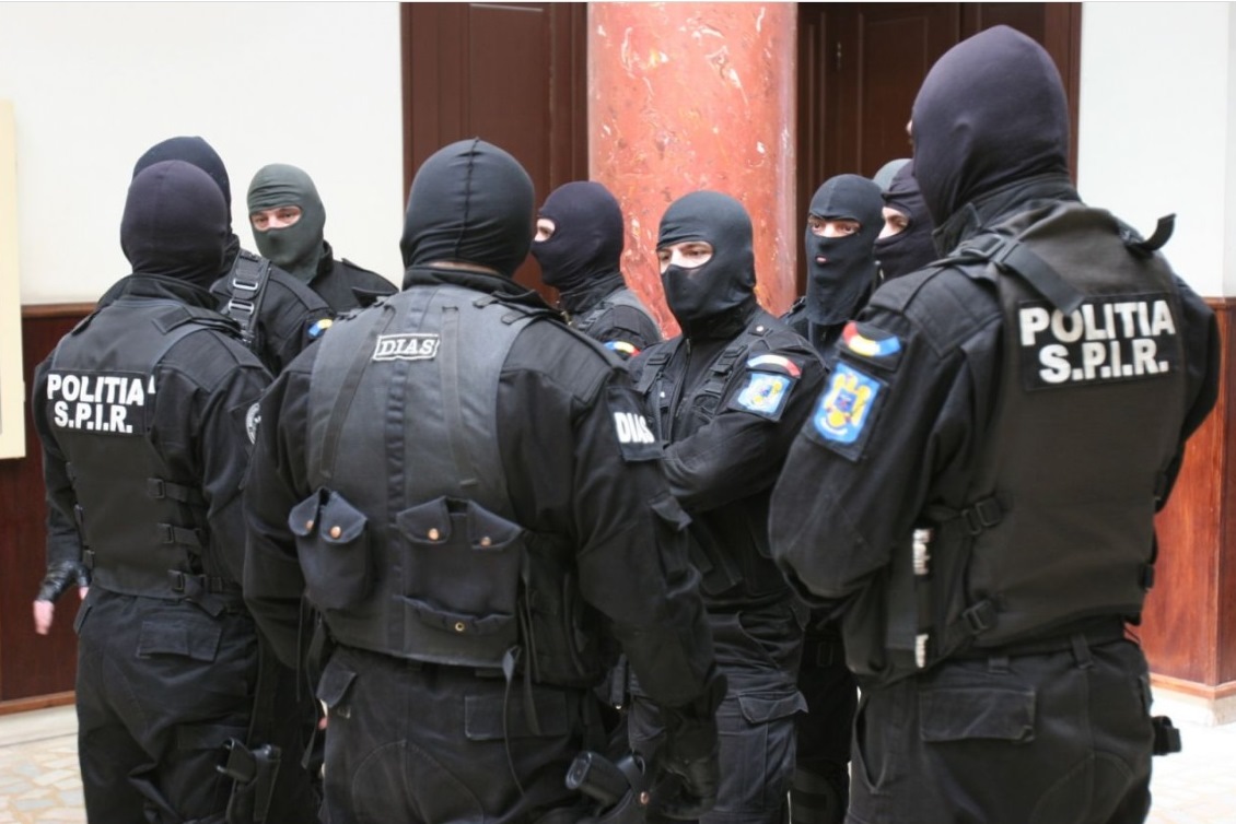 Polițiștii au reținut șase bărbați implicați în ultimul SCANDAL de la Craiova / Luptător din trupele speciale, rupt pe genunchi într-un club de noapte