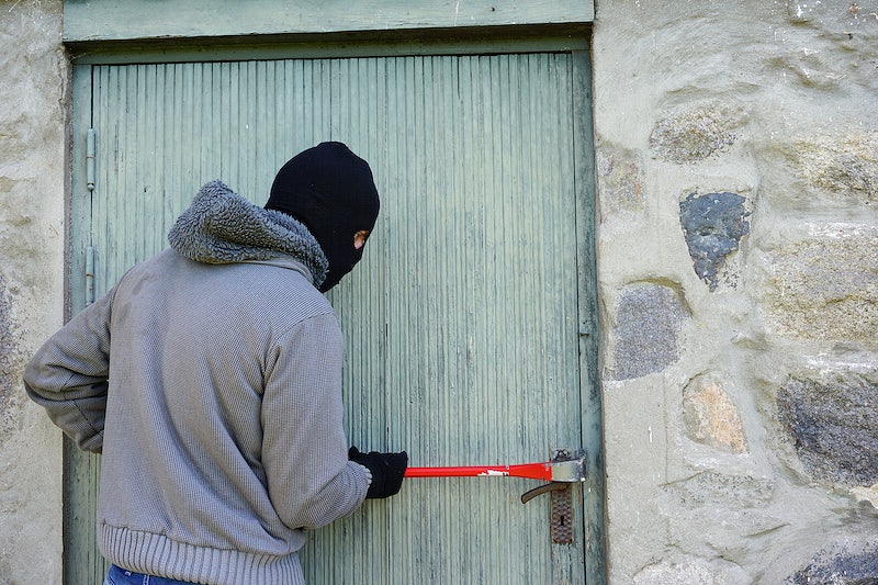 Ce le face un bărbat cu probleme psihice locuitorilor unei comune din Satu Mare. Oamenii sunt TERORIZAȚI