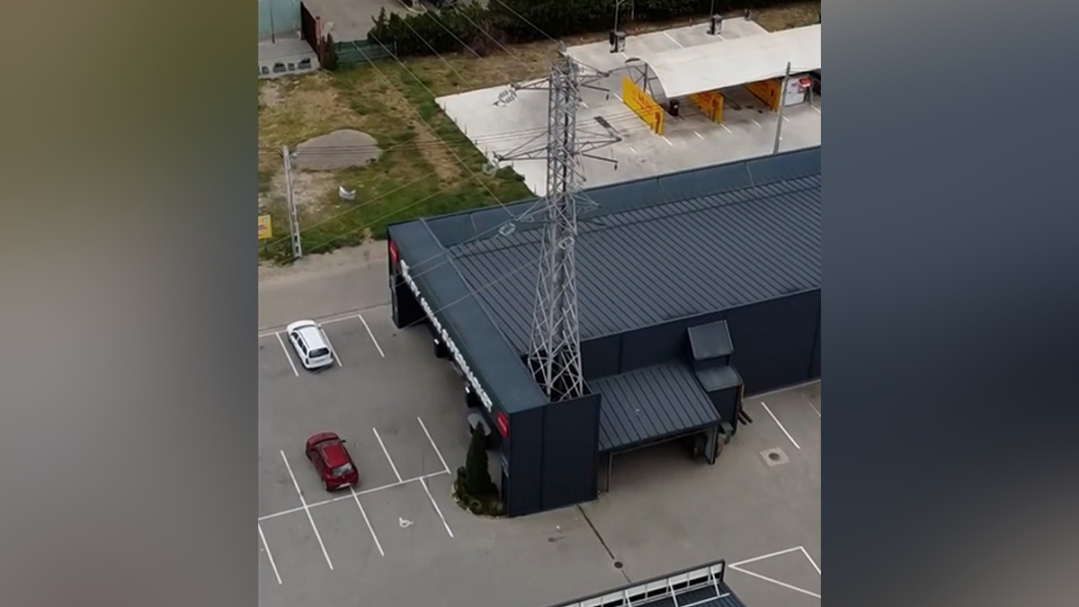 BUZĂU. Magazin construit în jurul unui stâlp de electricitate. Proprietarul este fiul primarului din localitate