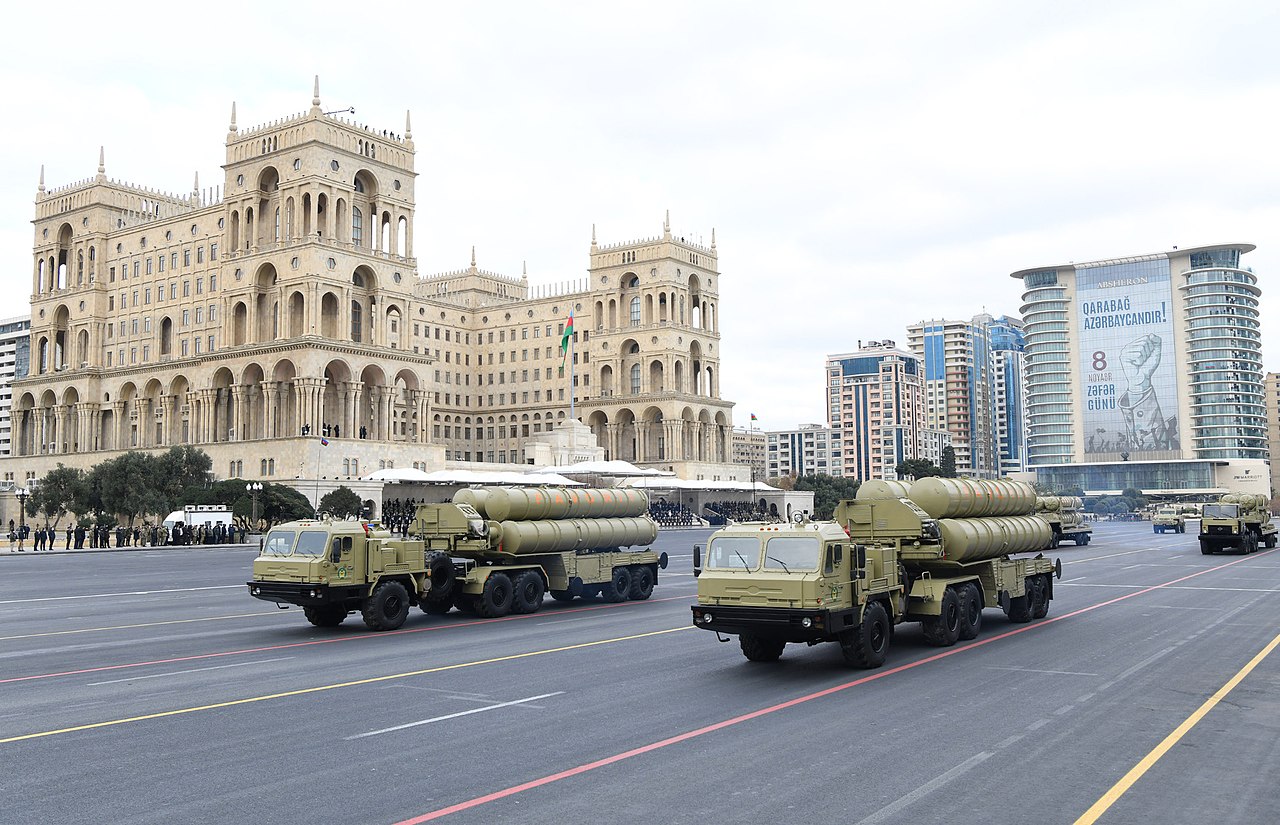 A început un nou RĂZBOI! Azerbaidjanul bombardează puternic pozițiile armene din Nagorno-Karabah