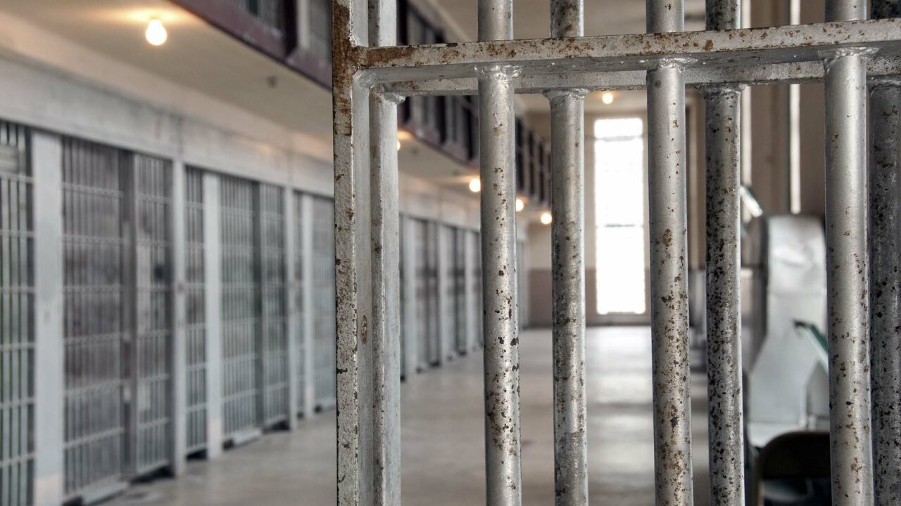 Țara care a trimis 11.000 de soldați ca să preia controlul asupra unei închisori / Penitenciarul era HOTEL de cinci stele, cu piscină și bar de noapte