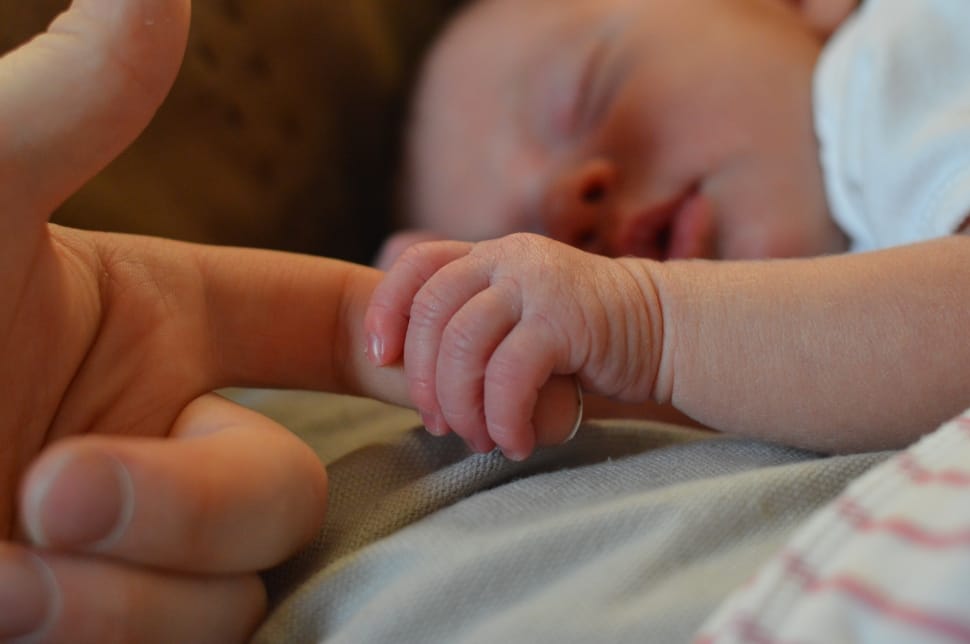 Fetiță născută cu 26 de degete. Familia crede că este reîncarnarea unei ZEIȚE