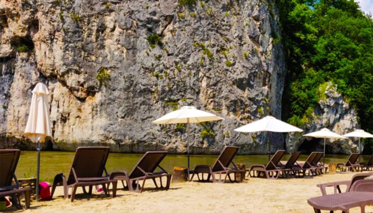 LOCUL de basm din România care rivalizează cu Thailanda. Puțini turiști au auzit de el!