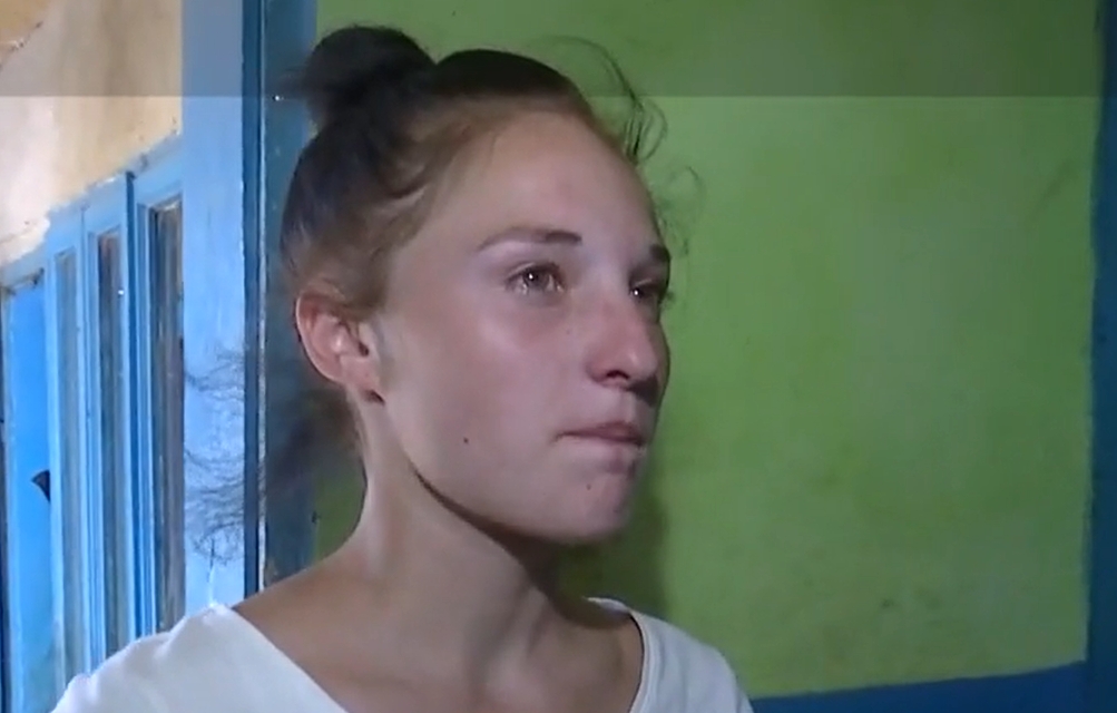 Începutul de an școlar, prilej de bucurie doar pentru unii copii. POVESTEA Petronelei, adolescenta care împarte cu mama ei o pereche de papuci