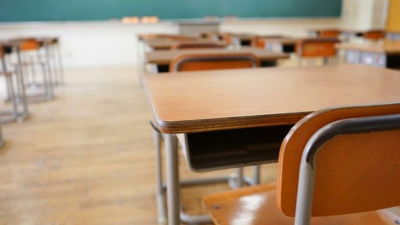 Școlile din BUZĂU, fără autorizație sanitară și cu toalete în curțile din spate