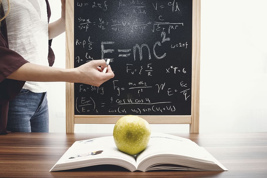Motivul uluitor pentru care o profesoară a fost concediată de la școala unde preda. Ce trebuia să le facă elevilor, a fost DE NECONCEPUT pentru ea!