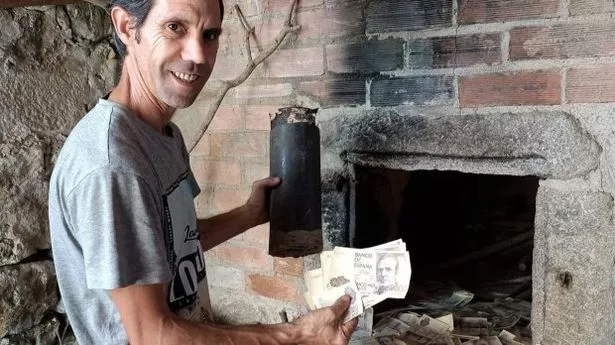 Un spaniol a găsit o mică avere în pereții casei pe care o renova. MOTIVUL pentru care banca nu a acceptat banii