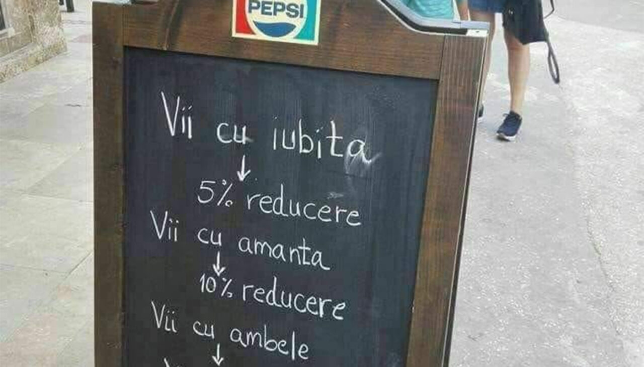Anunțul VIRAL scris cu cretă de proprietarul unui local din România: „Vii cu soția – 5% reducere. Vii cu amanta…”