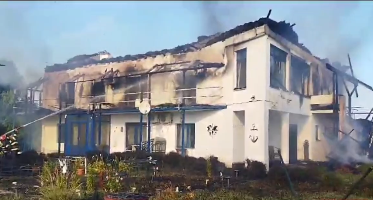 VIDEO CASA de vacanță din Deltă a fostului ministru Miron Mitrea, distrusă într-un incendiu. Un „cunoscut” a fost arestat