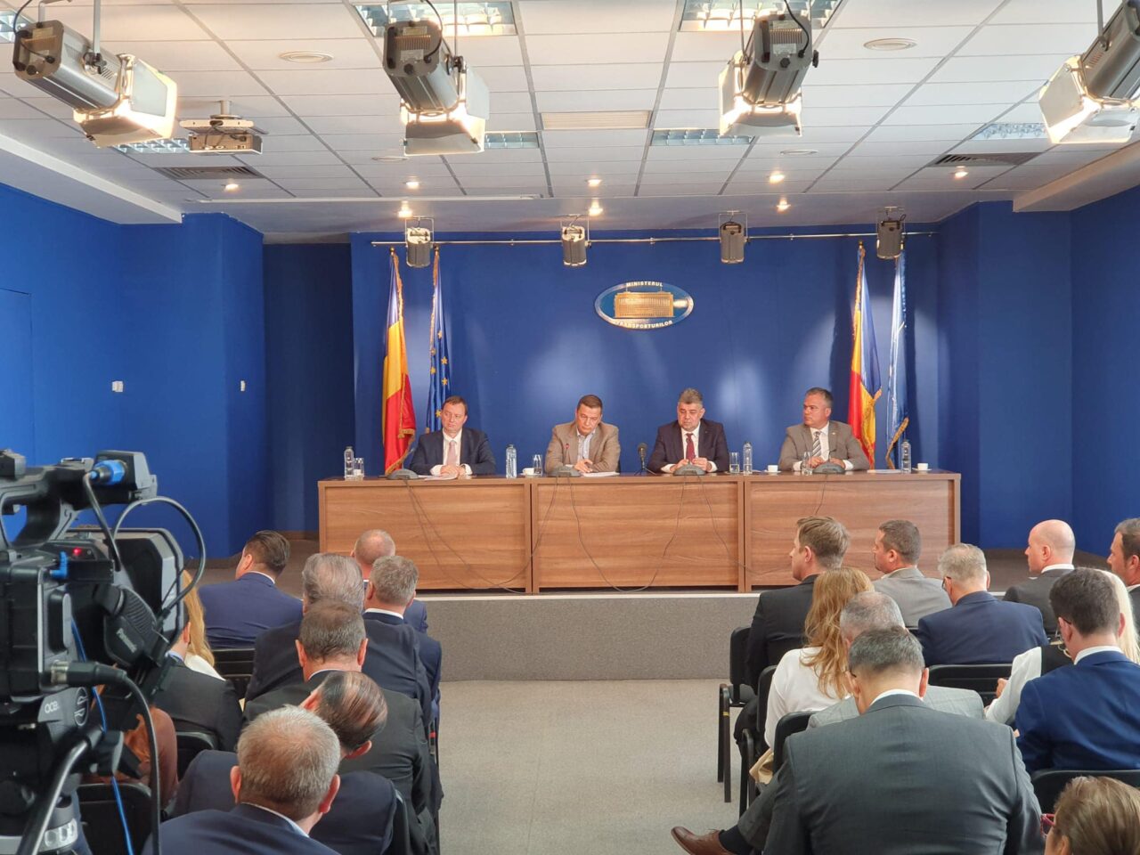 VIDEO | Undă verde pentru construcția a 3 sectoare de autostradă. Contractele s-au semnat la Ministerul Transporturilor în prezența premierului