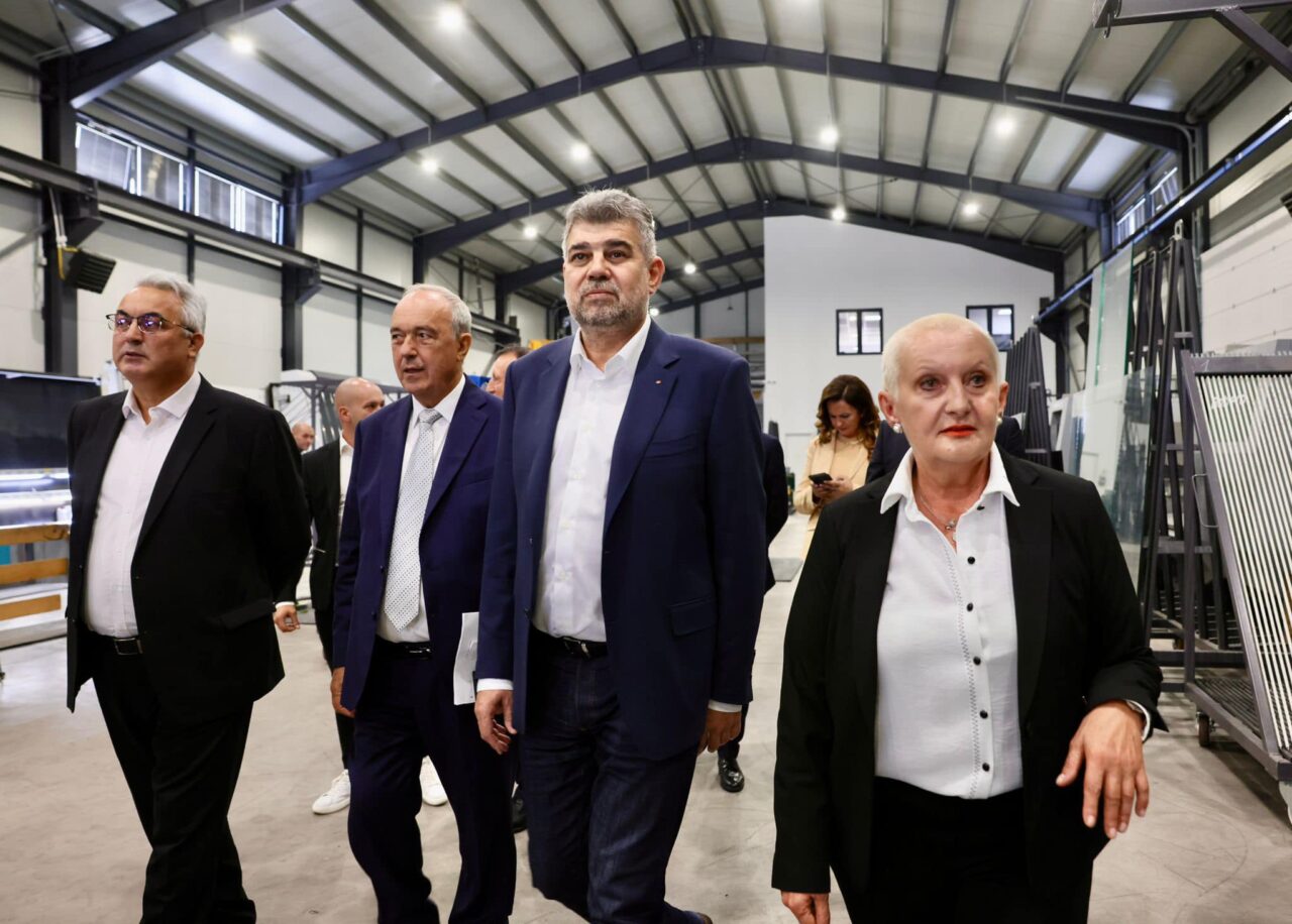 Vizită a premierului Marcel Ciolacu la o fabrică de sticlă din Hunedoara: Un exemplu de succes despre cum afacerile românești se susțin cu fonduri UE