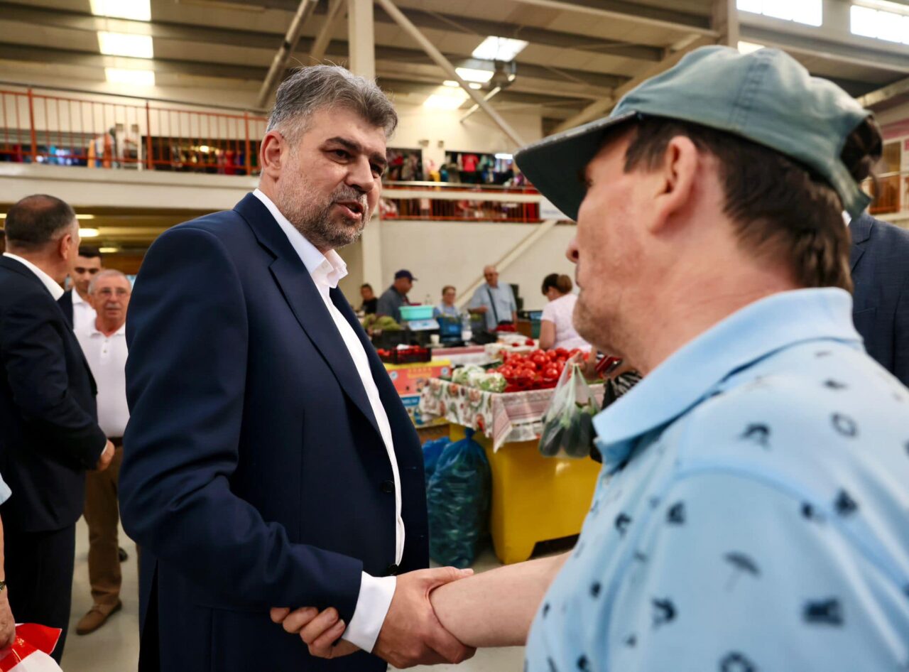 Premierul Marcel Ciolacu a mers să de-a mâna cu oamenii în piața din Deva: Oameni frumoși, cu energie pozitivă, care ne dau tăria de a face schimbări