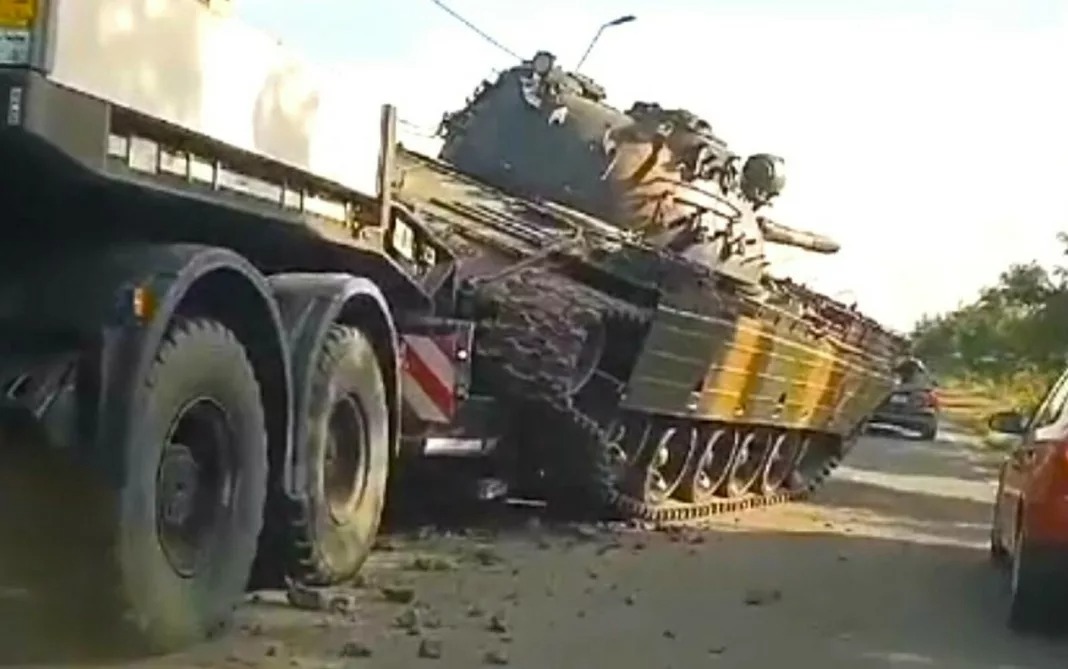 Un TANC a căzut de pe un trailer în județul Bacău