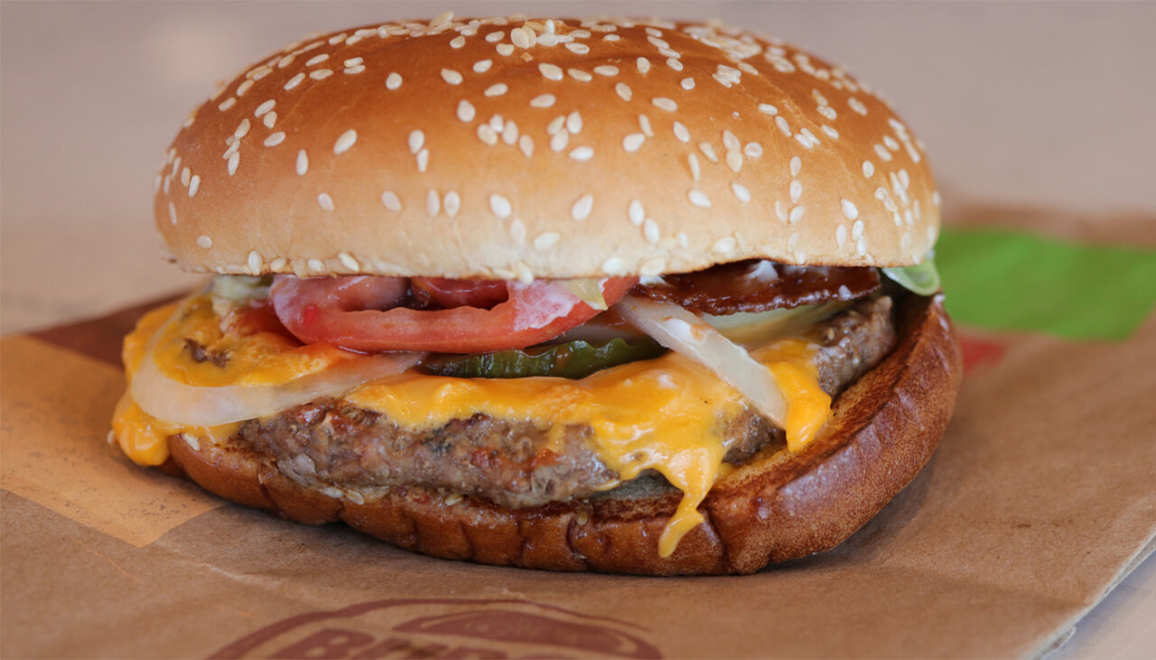 Câțiva clienți au dat în JUDECATĂ Burger King pentru că sandwich-ul „Whopper” este prea mic