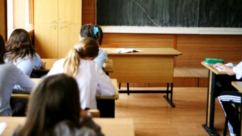 O profesoară de matematică a răbufnit în timpul orei: ”Nu vreți să învățați nimic, de aia sunteți proști! O să vă duceți la căpșuni în Spania!”