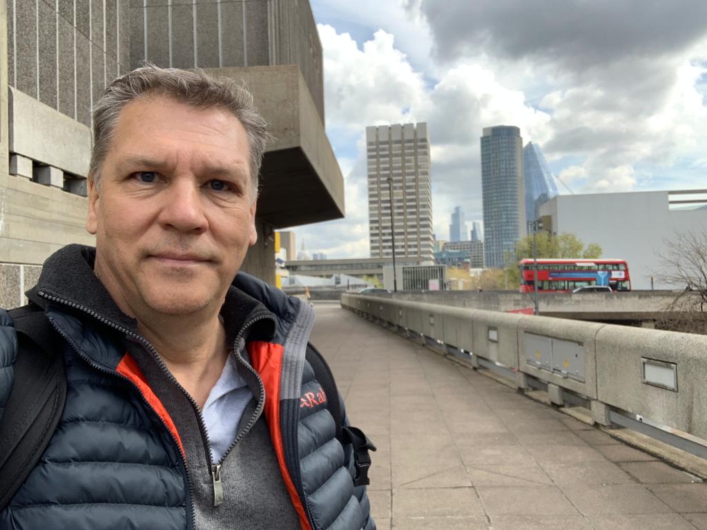 EXCLUSIV | Secretul serialului „Sex Education”, dezvăluit de Deon Du Preez, supervising location manager. „E o adevărată mină de aur”