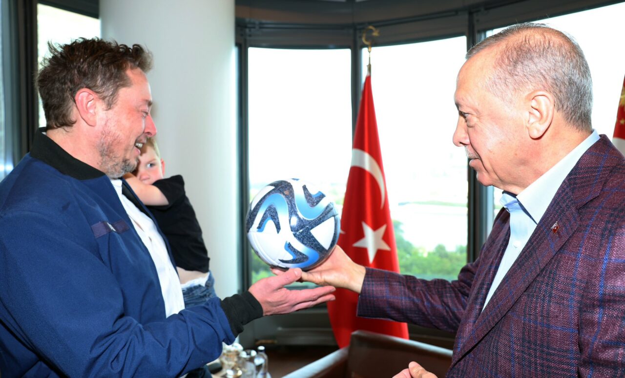 VIDEO | Elon Musk a mers cu băiețelul său la întâlnirea cu președintele Turciei.  Erdoğan îl curtează pe Musk să investească în Turcia