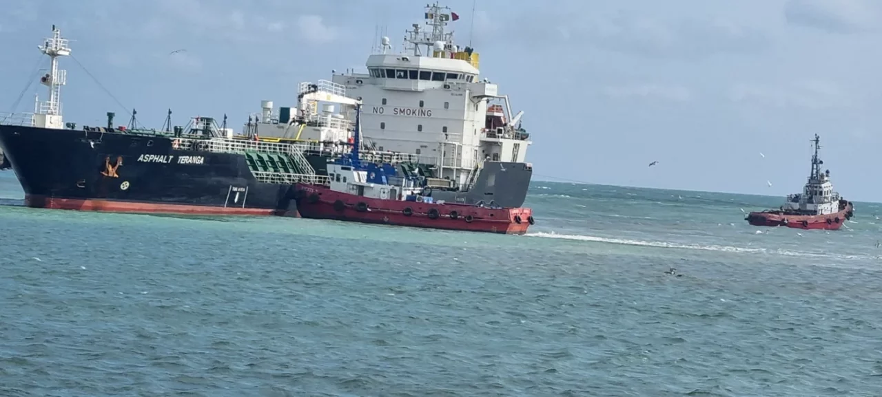O navă panameză încărcată cu bitum a EȘUAT la intrarea în Portul Mangalia. Autoritatea Navală Română, precizări despre incident