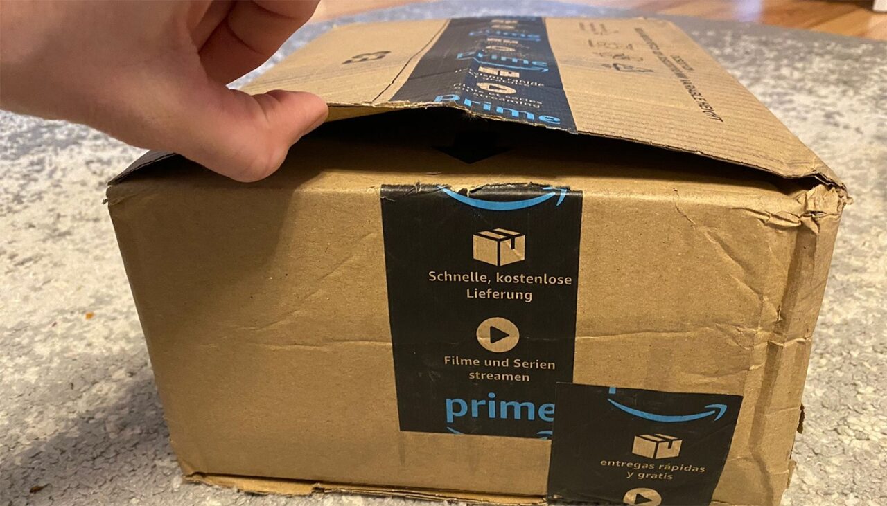 A crezut că e o glumă! Ce a PRIMIT un client care a comandat un smartphone de pe Amazon