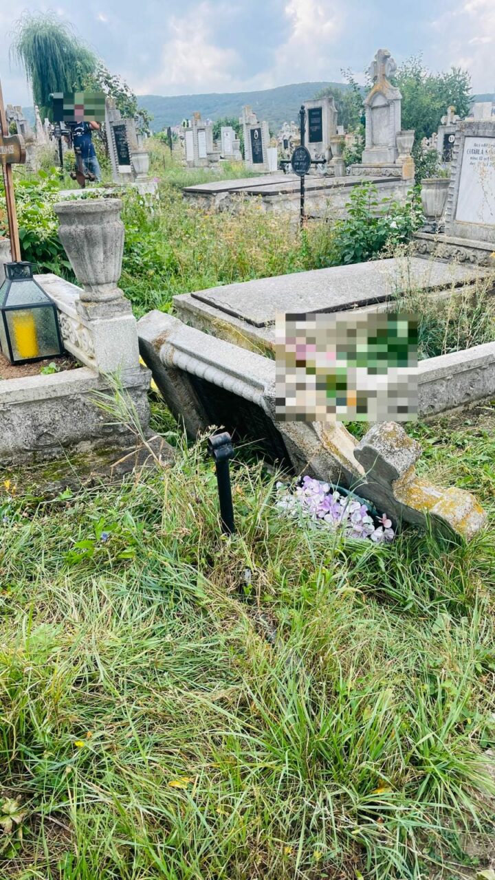 O femeie din Cluj a murit după ce o cruce a căzut peste ea. Victima a fost scoasă de sub cruce de către pompieri