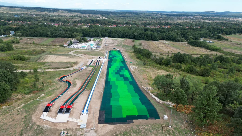 Unde se va afla cea mai lungă PÂRTIE de schi din România, care va fi inaugurată în curând. Este din zăpadă artificială și va fi deschisă tot anul