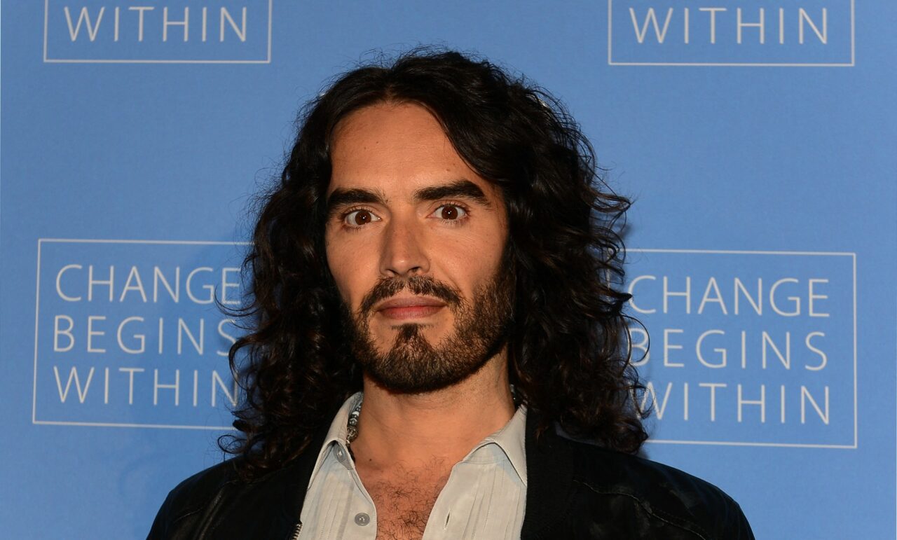 YouTube a decis să suspende difuzarea de reclame pe canalul deţinut de Russell Brand, în urma acuzaţiilor de agresiune sexuală împotriva acestuia