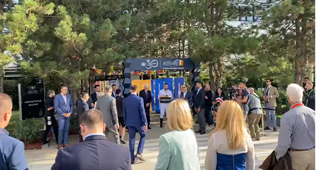 VIDEO: Premierul Marcel Ciolacu, vizită la fabrica de țigări Philip Morris / A fost primit cu pâine și sare
