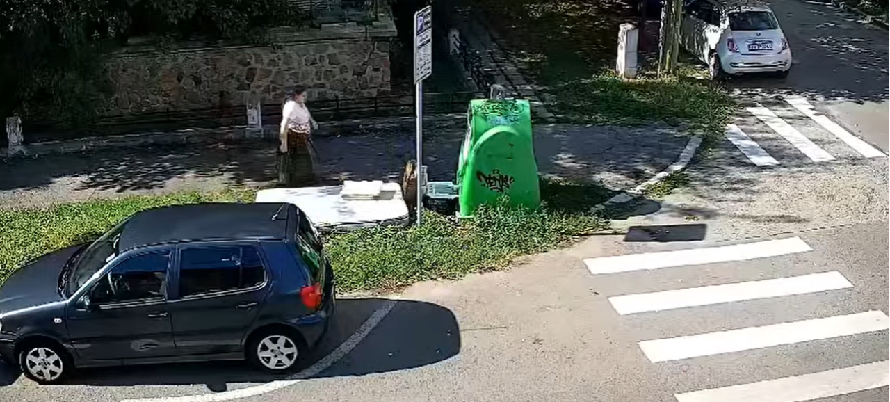 VIDEO: O femeie din Timișoara a fost amendată cu 30.000 de lei, după ce a abandonat o saltea pe domeniul public