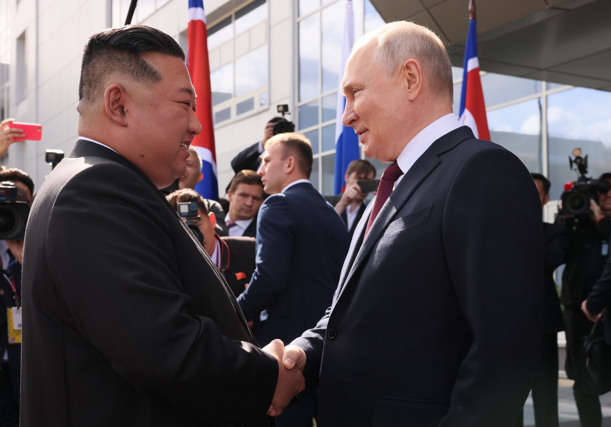FOTO-VIDEO. Kim Jong-un, întâmpinat de Vladimir Putin, la un cosmodrom din estul Rusiei. „Vom discuta toate problemele”