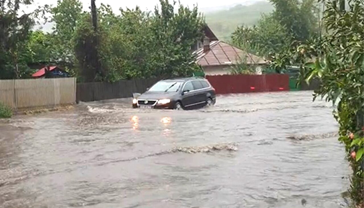 Caz ireal în Huși! Autoritățile au asfaltat, din greșeală, și gurile de canal. Ce s-a întâmplat după prima ploaie