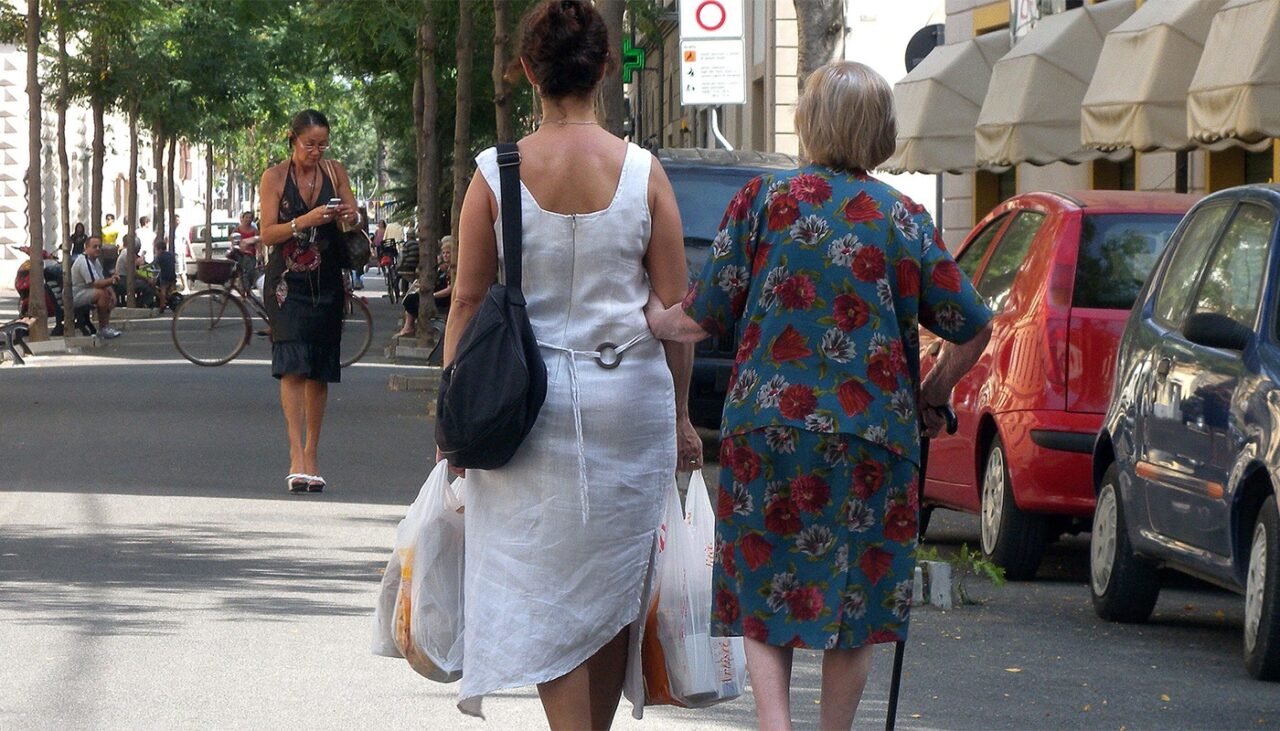 Câți euro primește salariu o badantă româncă în Italia, de fapt. Cazarea și mesele sunt ASIGURATE