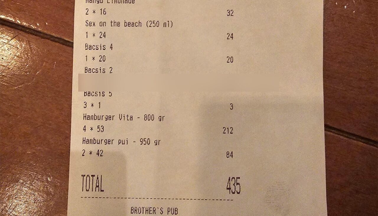 Cât a plătit bacșiș OBLIGATORIU un client, pentru o notă de 435 de lei, într-un bar din Vâlcea