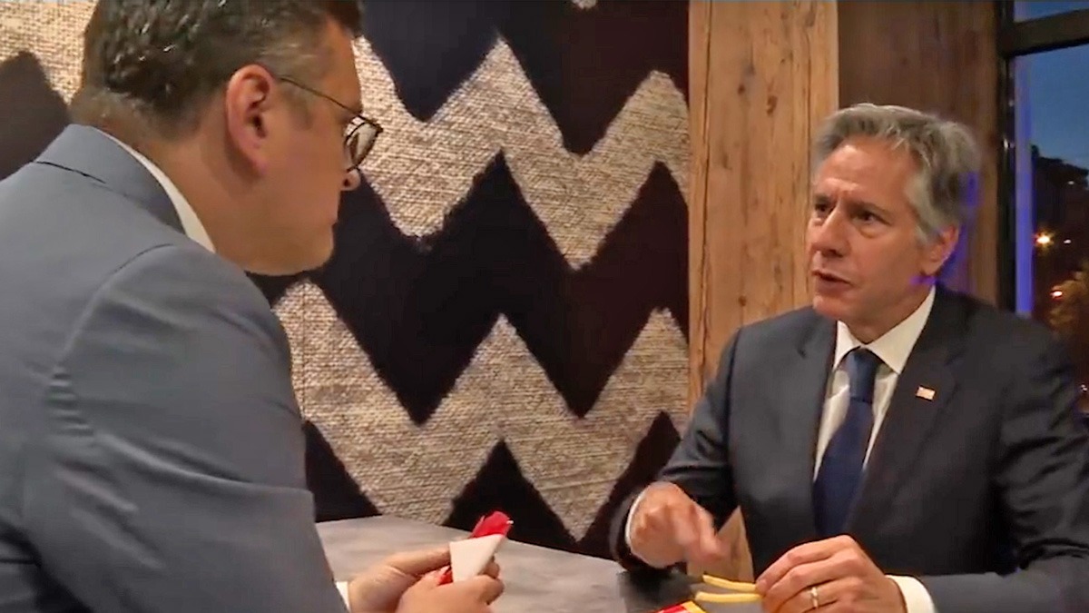 VIDEO Dmitro Kuleba l-a dus pe Antony Blinken la cină, la McDonald’s. Dublu Cheese era mâncarea preferată pentru mahmureală a lui Kuleba