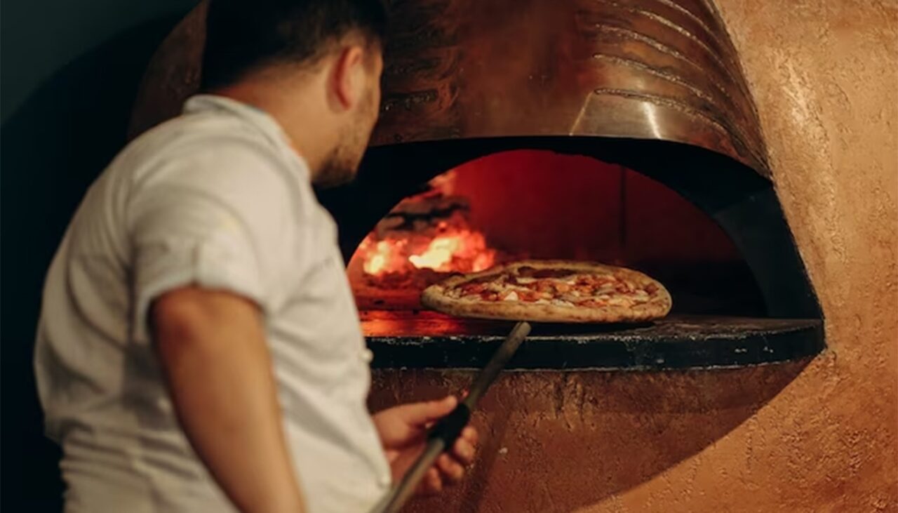 Suma mare de BANI pe care o primește salariu un român care lucrează ca pizzar în Olanda. E plătit săptămânal și are cazarea asigurată!