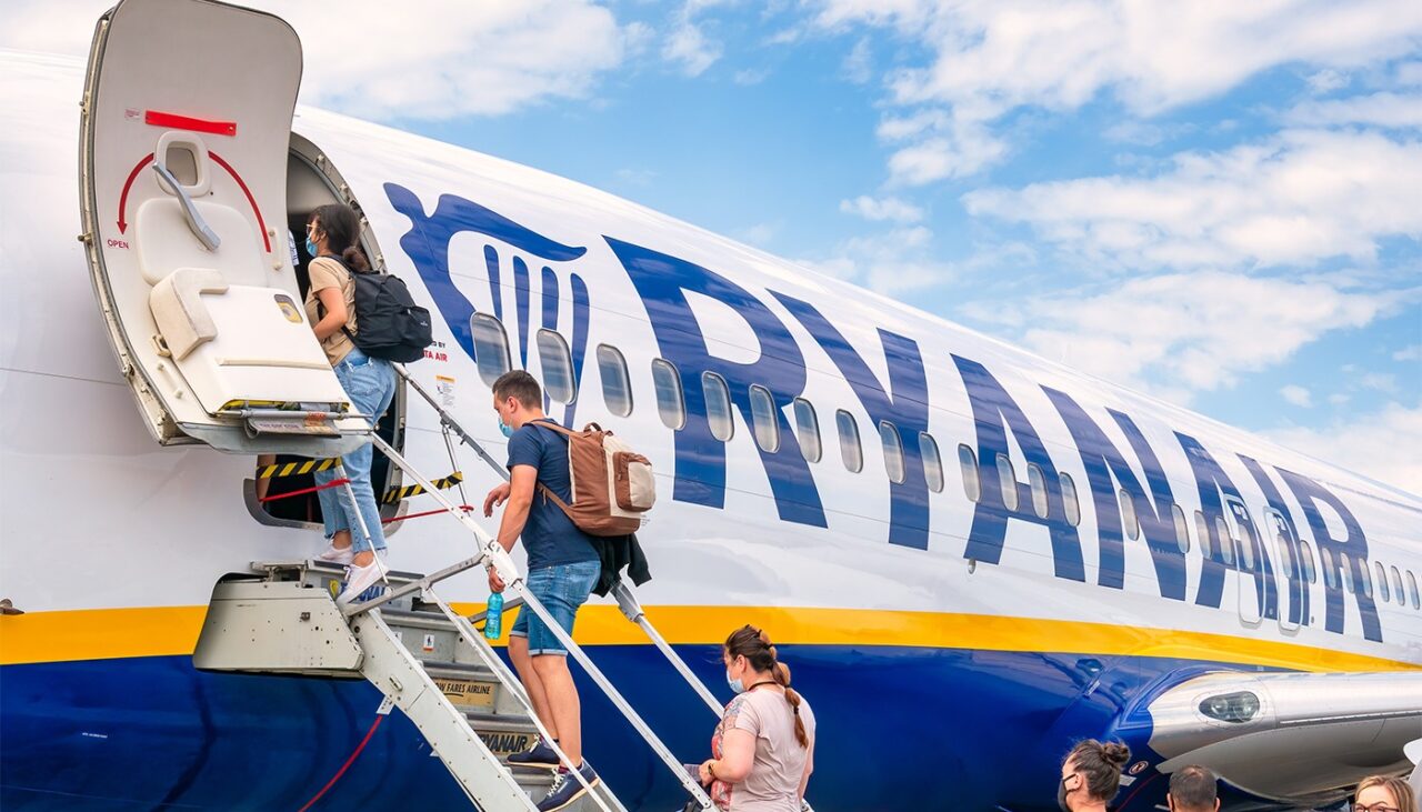 Motivul surprinzător pentru care îmbarcarea și coborârea din AVION se face, mereu, pe partea stângă
