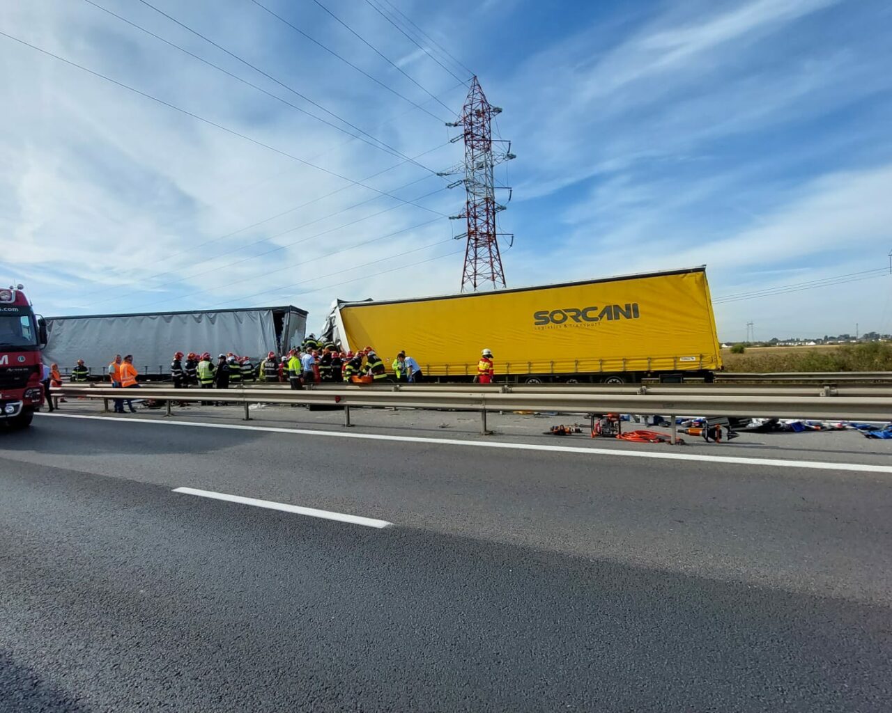 Carambol pe A1. Traficul este blocat, două TIR-uri și două mașini, implicate în accident