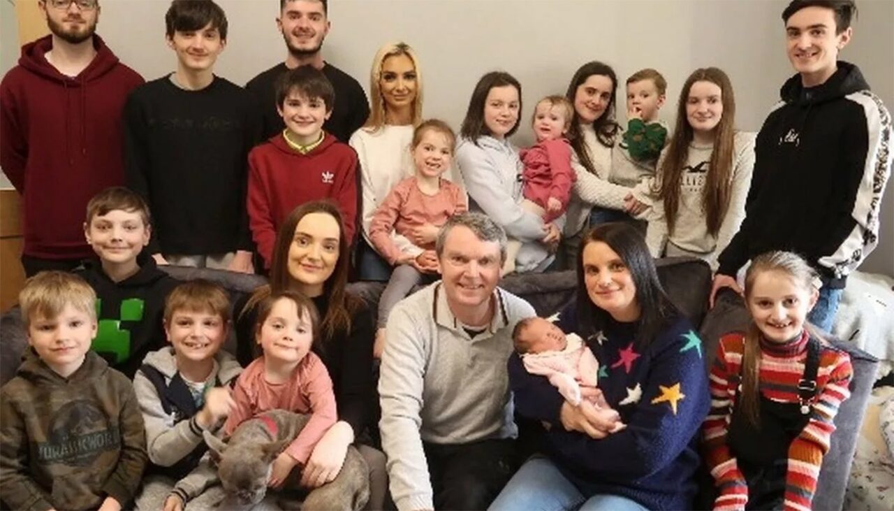 POVESTEA de viață a „mamei-eroine” cu 22 de copii. Cum face bani și din ce își crește familia, de fapt