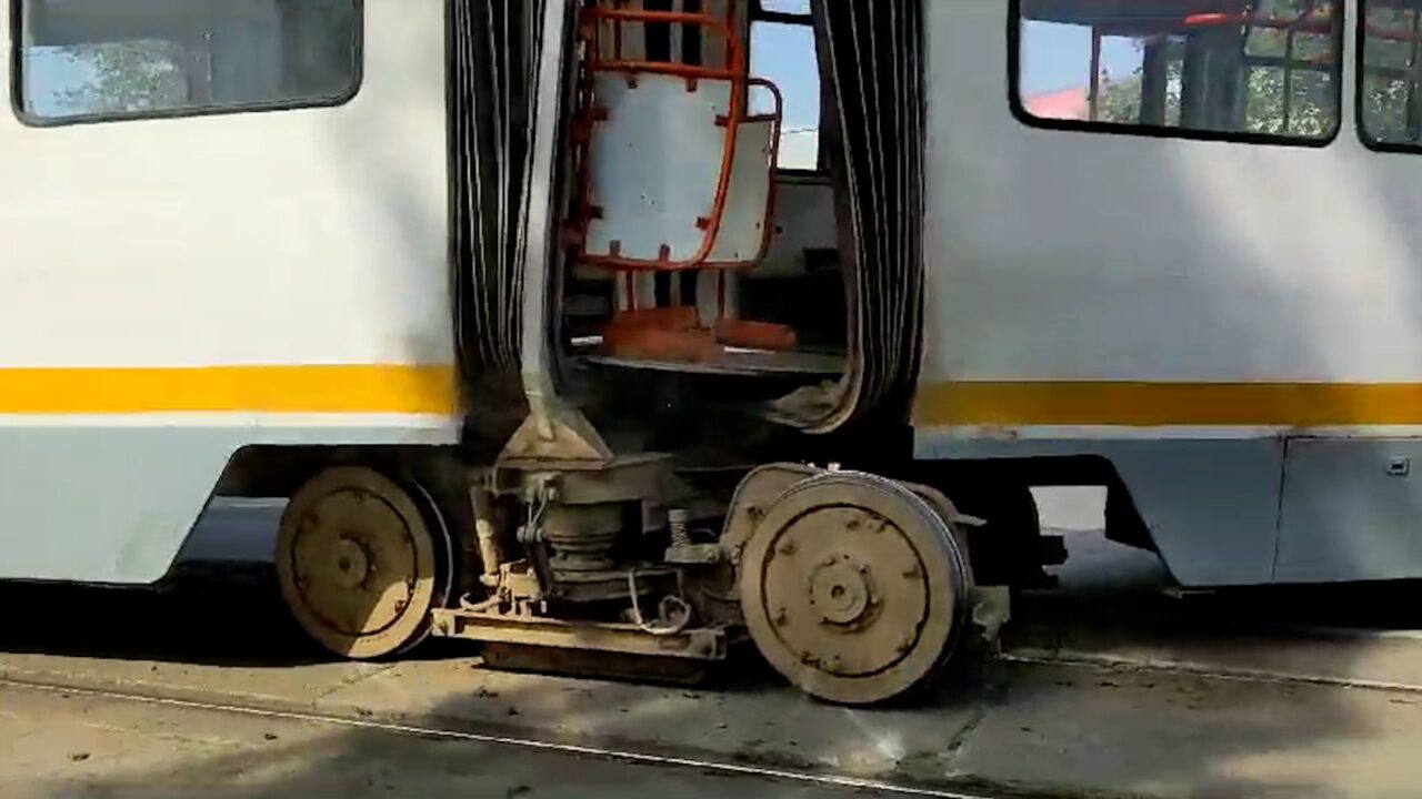 VIDEO | Un tramvai a deraiat și s-a rupt în două în Capitală