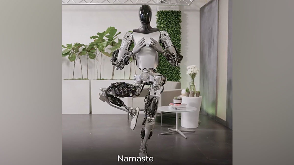 VIDEO | La aproape 1 an de la lansare, OPTIMUS crește și învață noi mișcări. Robotul lui Elon Musk interacționează cu obiectele