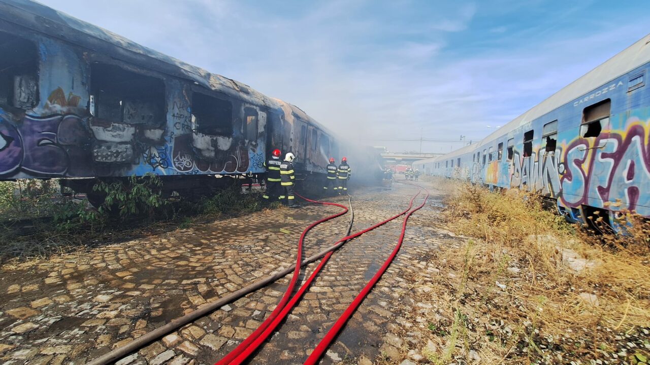 FOTO-VIDEO: Incendiu la două vagoane dezafectate între Podul Grant şi Podul Basarab, din Capitală / Circulația trenurilor nu este afectată