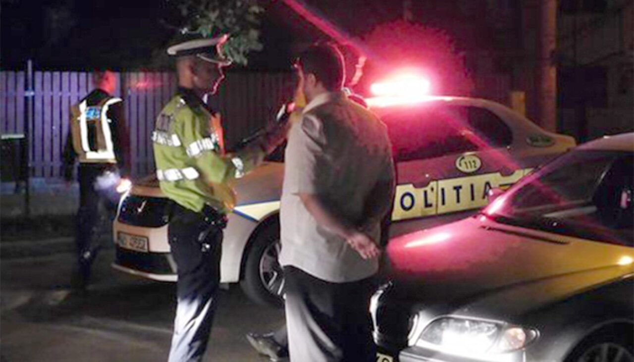 Un polițist de la Rutieră a oprit o mașină care circula în zig-zag prin Hârlău. Când s-a apropiat și a văzut cine era la volan, a încremenit