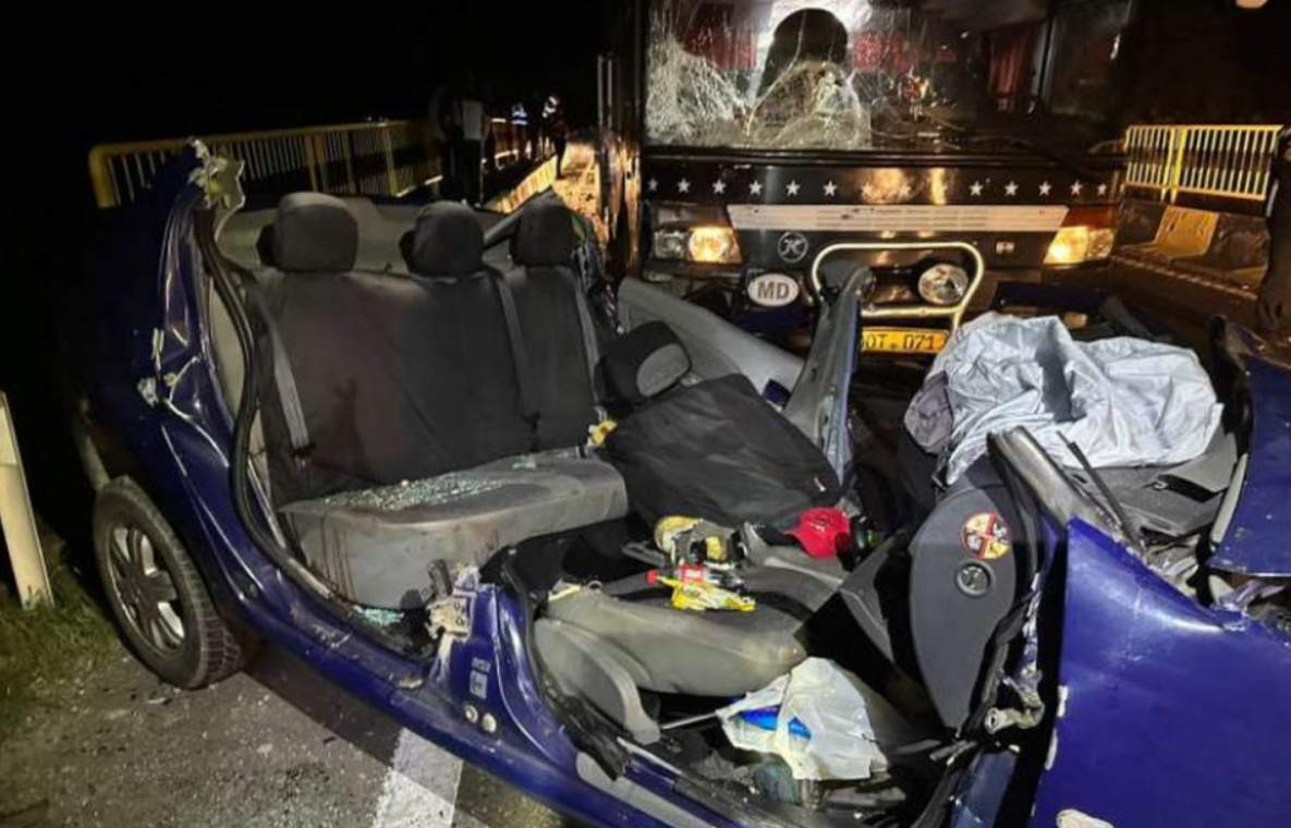 O persoană a murit şi alte cinci au fost rănite grav într-un accident violent între două mașini și un autocar